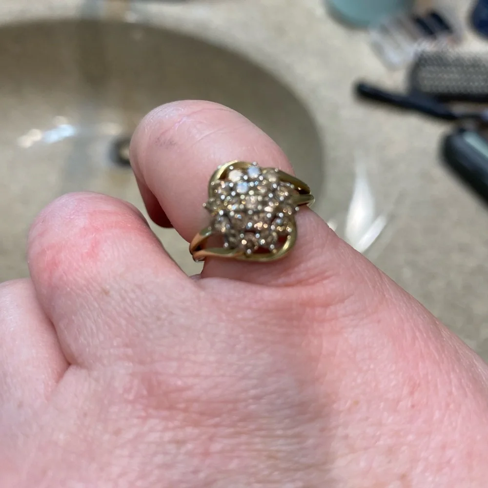 10k yellow gold diamond ring - Picture 7 of 8